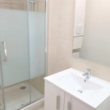 Dana Centre 11 Apartment *